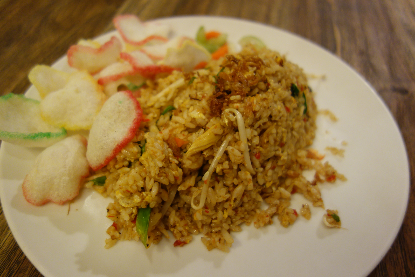Brief Foto Menu: Tampilkan Porsi dan Pelengkap yang Benar-benar Dijual 1 Brief foto menu makanan: nasi goreng dan kerupuk pada piring putih