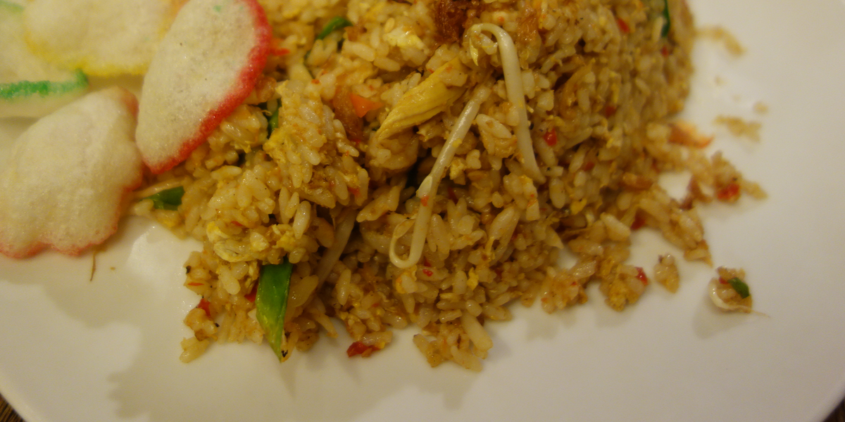 Brief Foto Menu: Tampilkan Porsi dan Pelengkap yang Benar-benar Dijual 4 Detail dari original yang sama: nasi, kerupuk di sisi kiri, dan hubungan dengan piring