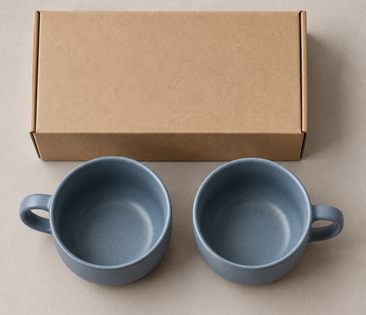 Foto Paket Produk: Bedakan Isi yang Dijual dan Properti Pendukung 3 Detail dua cangkir biru dan kotak dari ilustrasi paket fiktif yang sama